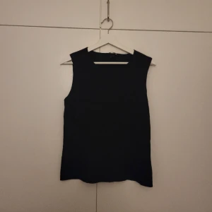 Linne med breda axlar - Svart linne med breda axelband, använd endast en gång.