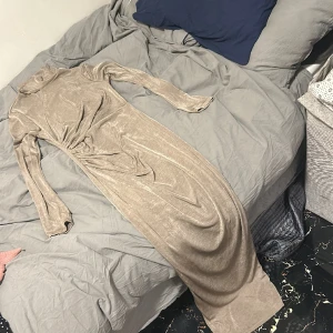 Klänning  - Jag ville ej ha kragen så försökte ta bort den, men man kan sy om den, helt ny. 