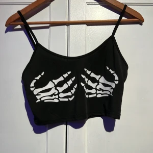  Skelett topp - Skelett topp köpt second hand men är ifrån shein. Bra kvalitet 