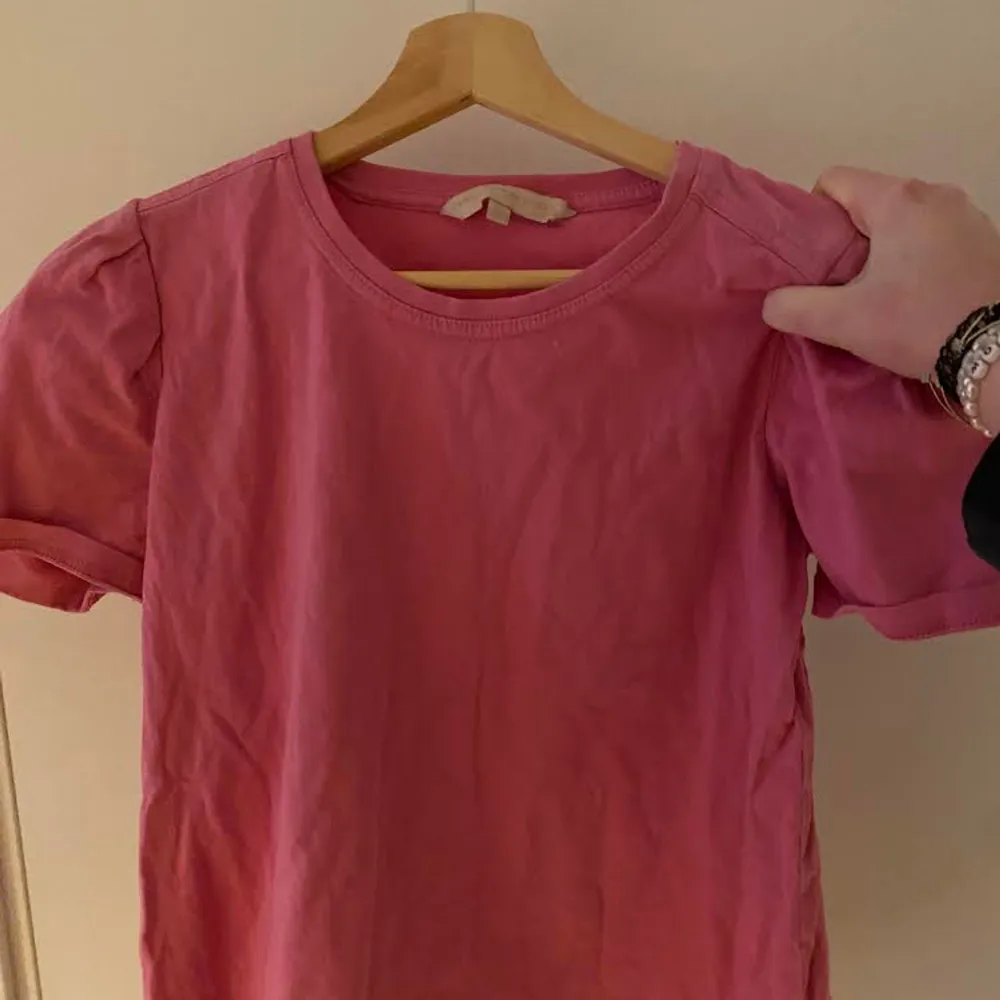gullig rosa t-shirt med ”puff” armar från pernilla whalgrens klädaffär. inte min stil längre . T-shirts.