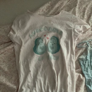 Nattlinne - Den är ljusrosa och i storlek158/164. Använd några gånger helt fint skick. 