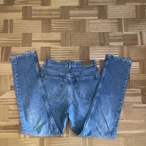 High waist straight jeans  - Snygga high straight waist 36 från Gina. Knappt använda och väldigt omhändertagna. Säljer på grund av att de är för stora💗köparen står för frakt. Pris går att diskutera🫶🏽