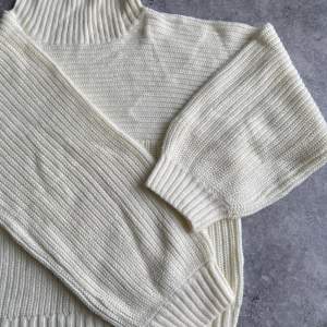 Säljer denna helt oanvända tröjan från MONKI, då den inte används. Ordinarie pris 299kr. Hör av er om ni har några frågor!✨✨