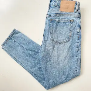 Säljer mina sparsamt använda Lola Mom jeans, färg Zero Jemima i stl.26/30  från märket NEUW. 💙Nypris 1 399 kr, säljer för 250 kr exklusive frakt, alternativt mötas upp.  