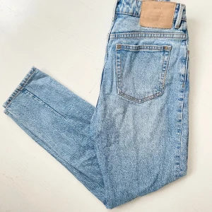 Neuw jeans - Säljer mina sparsamt använda Lola Mom jeans, färg Zero Jemima i stl.26/30  från märket NEUW. 💙Nypris 1 399 kr, säljer för 250 kr exklusive frakt, alternativt mötas upp.  