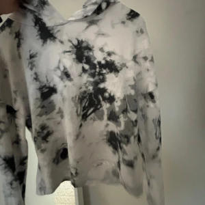 Tie die hoodie  - Tunn hoodie! Står stl M på lappen men skulle säga att den är lite mindre