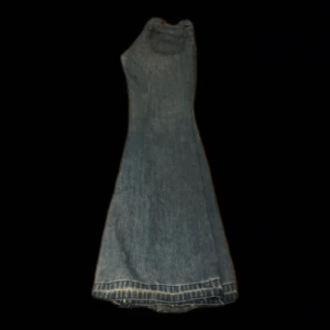 Lowwaist bootcut jeans från lee - Ett par ljusblåa jeans från lee. Bra skick utöver att de är uppsrättade där nere. Strl 28/33. Midjemått: 39cm. Inneberbenslängd: 82cm. Vidd längst ner: 27cm. Skriv om du har några frågor 💕