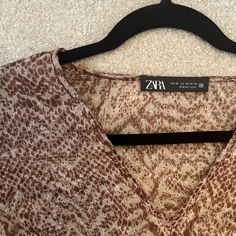 Mönstrad klänning från Zara. 🩷 Använd fåtal gånger. Köp/buda i meddelanden 🤗såhär sitter den på mig som är 170.. Klänningar.