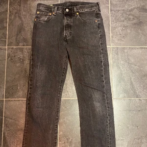 Svarta levis 501s - Svarta levis 501s i storlek 33x36
