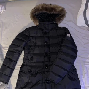 Moncler cluny  - Hej säljer min Mónçler cluny down jacket storlek M, den är i superfint skick och en riktig fin jacka som samlar bara komplimanger. Kan mötas i Malmö och kan fraktas. Fler. Bilder kan skickas. Vid intresse. Nypris över 20 000kr