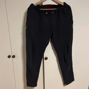 Limitato mjukisbyxor stl M - Säljer nu dessa Limitato mjukisbyxor i stl M. Dom är ganska så använda men går absolut fortfarande att använda. 6/10. Vid fråga är det bara att skriva. 
