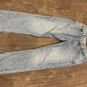 Säljer Lee jeans med storlek W32 L32 Knappt använda och är ganska raka  Diskutera om priset för vill få bort