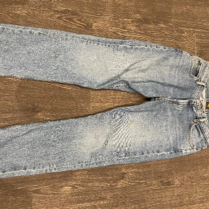 Lee jeans Regular  - Säljer Lee jeans med storlek W32 L32 Knappt använda och är ganska raka  Diskutera om priset för vill få bort