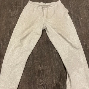 Gymshark straight mjukisar  - Gråa gymshark mjukisar dom är super sköna Storlek S men lite större i storlek så perfekt för gymmet