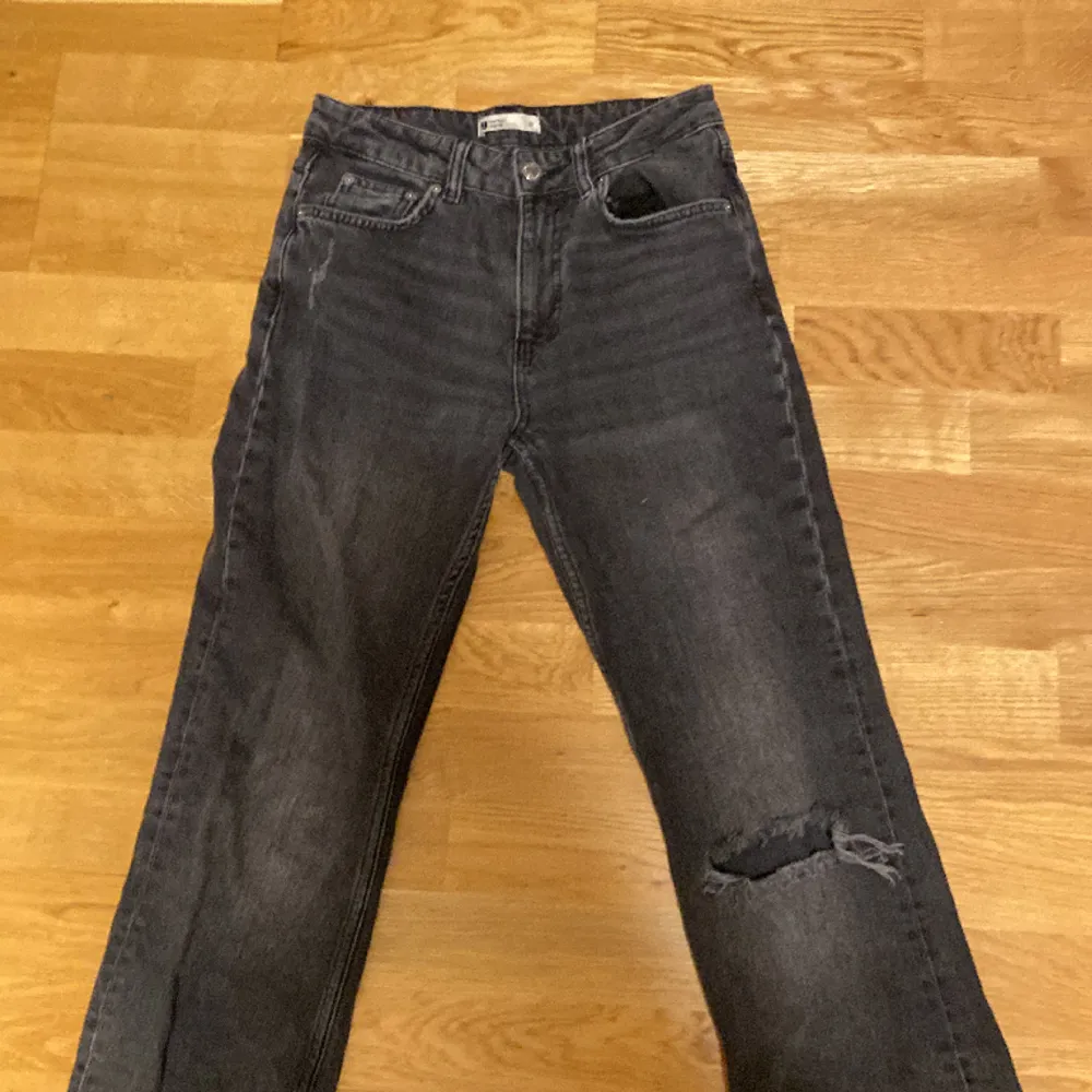 Snygga jeans från gina tricot använd några gånger . Jeans & Byxor.