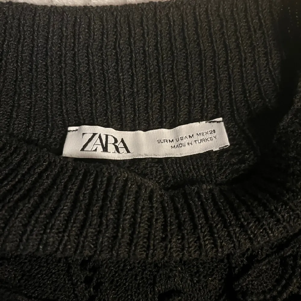 En super fin och populär tröja från ZARA💘 Har använt den ett fåtal gånger, den är i storlek M men passar även mig som är en XS, skulle säga att det är en XS-M💞 Zarah storlekar är oftast väldigt små💕200 + frakt . Tröjor & Koftor.