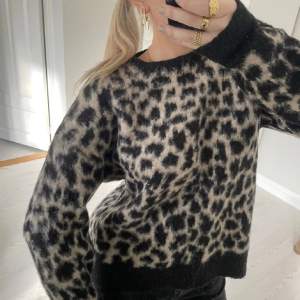 Säljer denna superfina leopardmönstrade tröja som jag tyvärr inte får användning för längre🫶🏽🩷köpte på Plick, lappen finns ej kvar men tidigare ägaren sa att den va från other stories😋