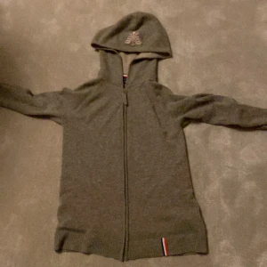 Cashmire Hoodie  - Man kan diskutera pris och den är i väldigt bra skick 