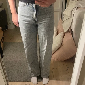 Blåa jeans - Likadana jeans som dom svarta från monki, även dessa uppsydda för att passa mig som är 164 cm.