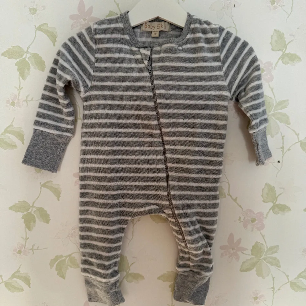 Pyjamas/Byxdress i mjukt och skönt material som håller bebisen varm, storlek 56. Bra skick. . Jeans & Byxor.