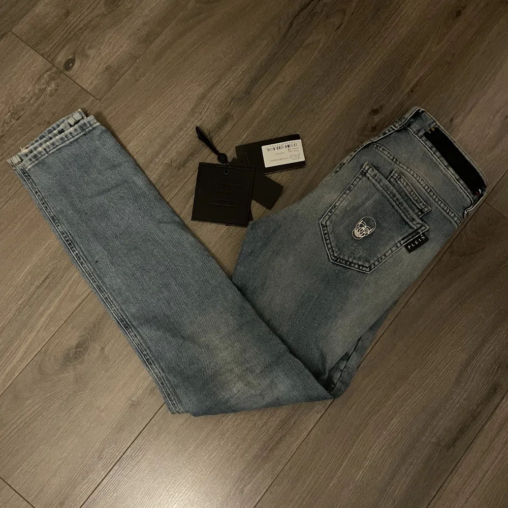 Säljer dessa Philipp Plein jeans i slim fit Model. Storlek 28/30 nypris 7000:- mitt pris 1199. Tags kvar. hör av er vid frågor samt funderingar!. Jeans & Byxor.