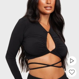 Svart topp - Jättefin topp med snörning från Nelly 🖤skriv för fler bilder!!