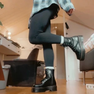 Dr Martens  - Säljer mina älskade Dr Martens ”Jadon” då de är för stora för mig och inte kommer till användning längre.  Köpta Juli 2022 och använda fåtal gånger så de är i fint skick✨