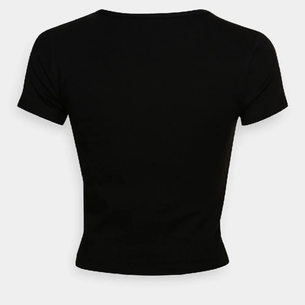 Säljer denna jättesnygga tajta t-shirten ifrån bikbok i storlek S. Säljer pågrund av att jag inte gillar hur den sitter på mig❤️ Bra skick, som ny❤️ köpt för 149kr men säljer för 20kr. T-shirts.