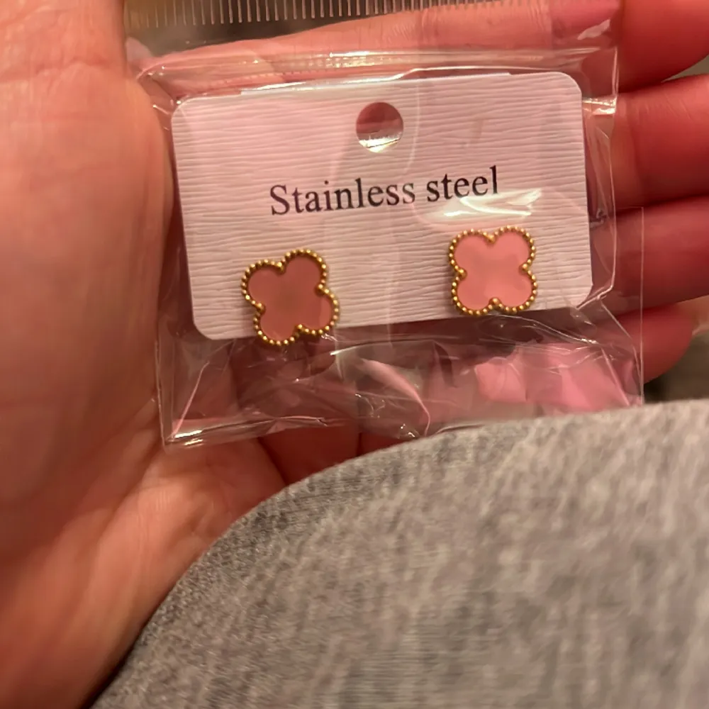 Säljer dessa fina rosa örhängen som aldrig kommit till användning de har bara legat i förpackningen sedan ja köpte de.. Accessoarer.
