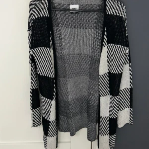 Kofta - Kofta från Object anvånd några gånger, är i mycket bra skick och normal i storlek . Koftan i svartvit färger.