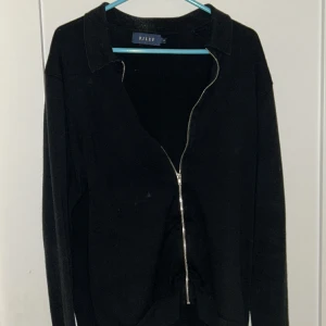 Zip tröja - Säljer nu min zip tröja ifrån Riley eftersom den är för liten, den är skick 8/10 och nypris är runt 1000kr