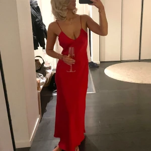 Röd Långklänning  - Köpt på Zara för 500, använd en gång så i nyskick. Öppen rygg. Jag är 172cm lång och har storlek XS/S ❤️