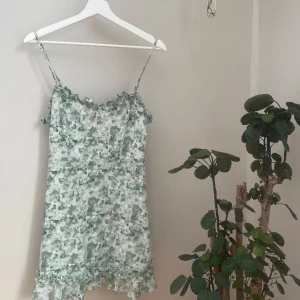 Klänning - Säljer denna super söta klänning med  hjärt-urringning ifrån NA-KD. Använd Max 2-3 gånger. Sitter så fint på!! Nypris 349kr