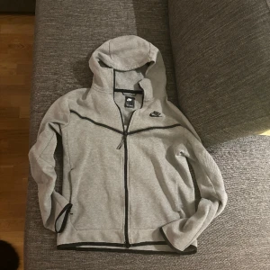 Nike tech - Säljer min Nike tech då jag inte använder den. Tröjan är i bra skick och använd ett par gånger. Tröjan är storlek S och jag köpte den på Jd för 1100.