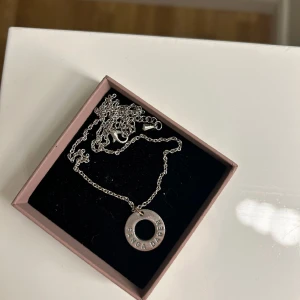 Silver halsband  - Superfint halsband i silver. Är osäker på om de är rostfritt stål eller äkta silver, men de är använt och påverkas inte av vatten eller liknande🤩