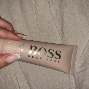 Hugo boss body lotion  - Säljer denna oanvända body lotion från Hugo boss i doften the scent for her.