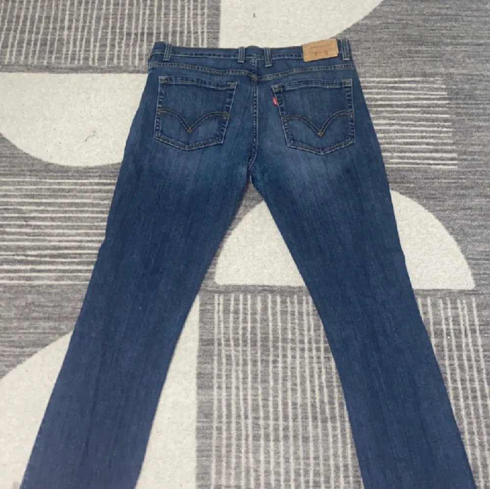 Ett par Levis jeans lite osäker på modell men i strl 34/32 priset är inte hugget i sten vid snabb affär skriv dm vid frågor. Jeans & Byxor.