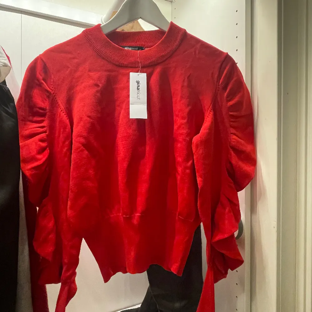 Superfin röd tröja med volang längst ärmarna, aldrig använd, orginalpriset ligger på 400kr. Hör av er vid funderingar💕. Tröjor & Koftor.