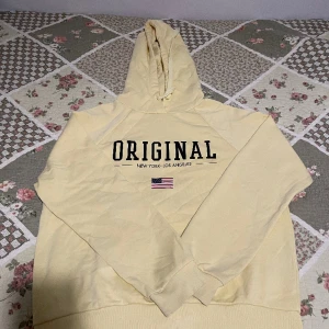 Hoodie - En hoodie från Ginatricot, den har en liten fläck precis under trycket men annars i väldigt bra skick 