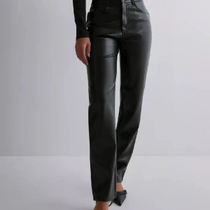 Skinnbyxa - Säljer dessa skinnbyxor från Nelly. Sitter otroligt fint på kroppen och har ett väldigt mjukt och skönt foder på insidan. Säljer dom då dom tyvärr blivit alldeles för små, storleken på byxan är 34