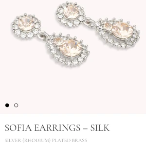 Lilly and Rose Sofia örhängen  - Lilly and Rose Sofia örhängen i färgen Silk. Nypris 549kr, oanvända!