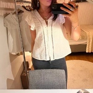 Vit volangblus med knappar - Säljer denna jättesöta volangtopp med spetsärmar!💘perfekt till våren & sommaren