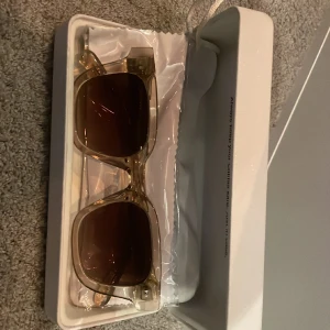 Chimi - Ett par fina Chimi 04 i färgen Ecru. Glasögon har inga tydliga skador men ena bågen sitter lite löst. Hör av dig vid minsta fundering.