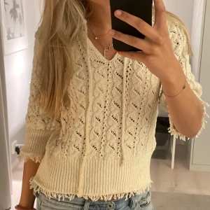 Beige virkad tröja - Beige virkad tröja. Den är i storlek men passar mig som vanligtvis när S.