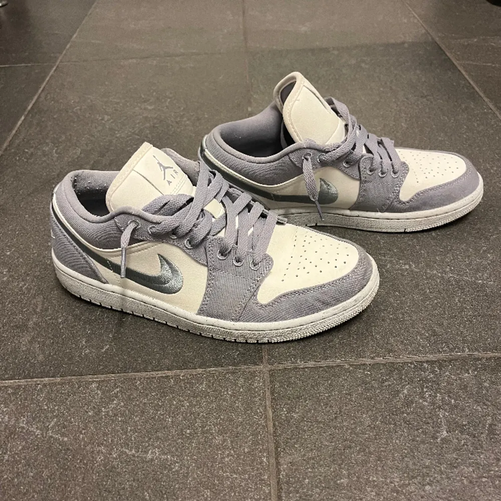 Jordan 1 low light steel grey, stl 40. Köpta sommaren 2023, inte använda mycket därför är skorna i väldigt bra skick, 9/10. Lite kreasade men inte alls mycket annars perfekta. Skriv om intresse, pris kan diskuteras.. Skor.