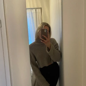 Stickad tröja - Stickad tröja med uppvikta ärmar ifrån zara i superfint material. Tröjan är inte mycket använd och i väldigt fint skick✨