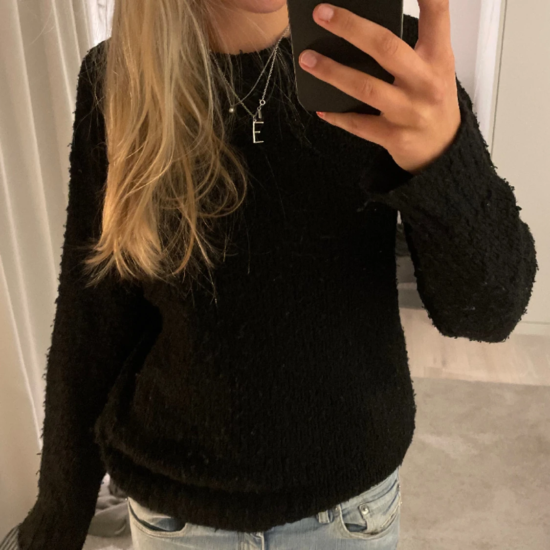 Svart stickad tröja