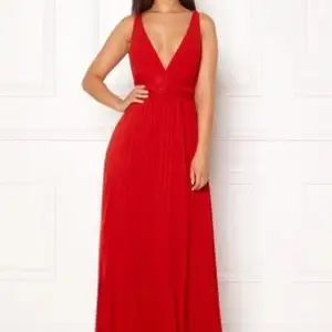 Otroligt vacker röd balklänning som använts enstaka gånger❤️ den är lite uppsydd för att matcha min längd på 167 cm med klack🥰 frakt ingår ej❤️Går inte att köpa på hemsidan långre därav låg kvalitet på bilden
