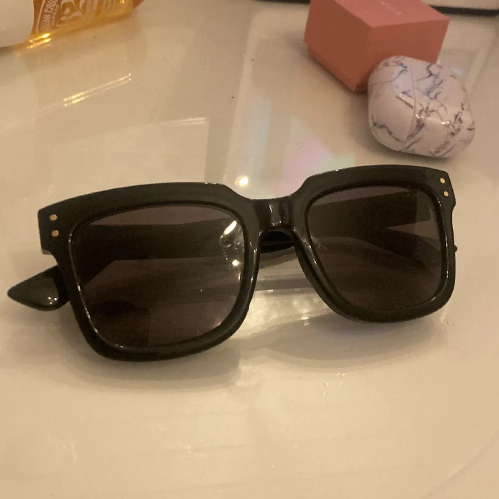 Ett par svarta solglasögon som är från hm och dom är nästan aldrig använd så dom är i väldigt bra skick.. Accessoarer.