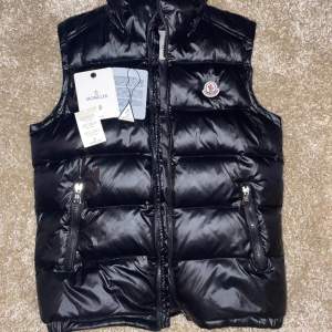 Moncler väst med avtagbar luva  Nyskick, Nfc och qr code, Dust bag,